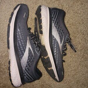 Brooks Ghost Running Shoes (size 6 WD)
